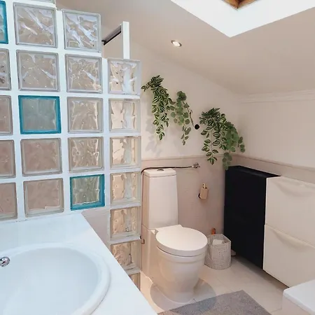 Διαμέρισμα • Downtown • Walkable • Balcony